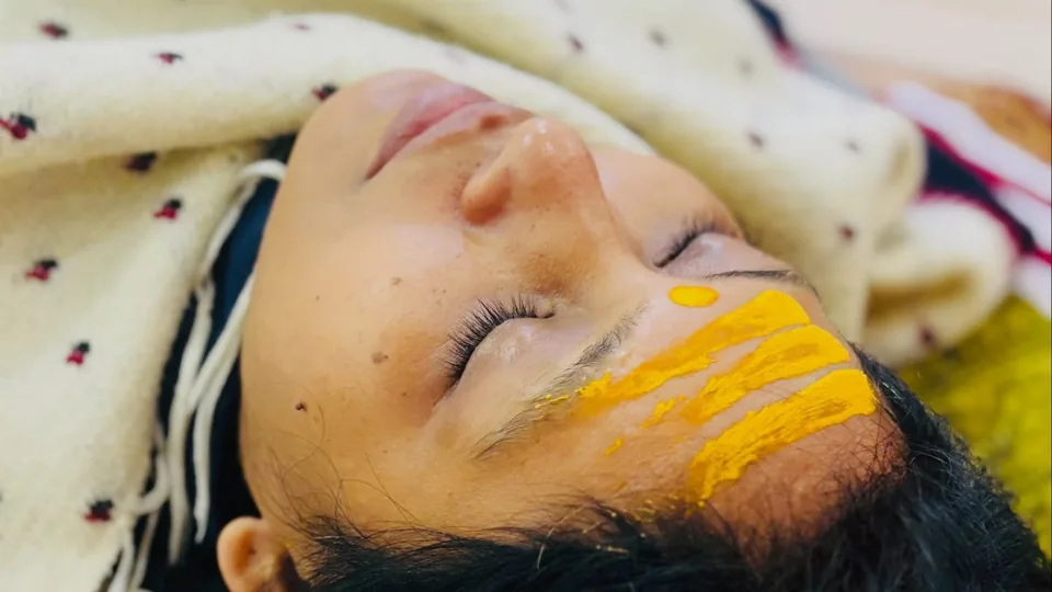 Student in deep relaxation during a sound bath at the sound healing course in Rishikesh